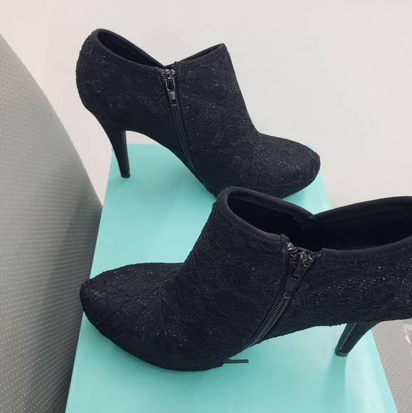 Shoes - Picture 2 of 4